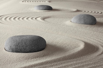 Att tänka på ångest som en sten i en Zen-trädgård kan hjälpa oss att lugnt flytta runt den medan vi arbetar för att få ångest att försvinna.