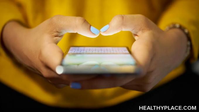 Smarttelefoner kan orsaka vår mentala hälsa, men att minska skärmtiden kan minska stressen och skapa mer lycka. Här är hur man minskar smarttelefonanvändningen.