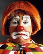Författaren, som lider av coulrophobia, (rädsla för clowner), beskriver en längdresplan med en deprimerad clown.