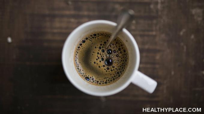 Din kopp kaffe kan förvärra dina bipolära symtom. Läs pålitlig information om kaffe och bipolär störning på HealthyPlace.
