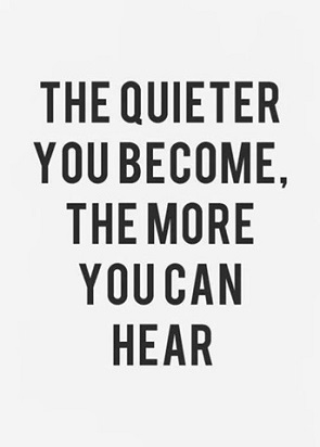 För att minska ångest är det viktigt att tyst och lyssna med ett tyst sinne. När ångesten är så hög och menig, hur kan vi hålla tyst och lyssna med ett tyst sinne? 