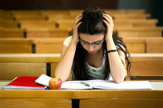 Lär dig hur du kan vara säker, lugn och stressfri med dessa tips för att studera och göra bra betyg under finalen i år för att avsluta din termin rätt. 