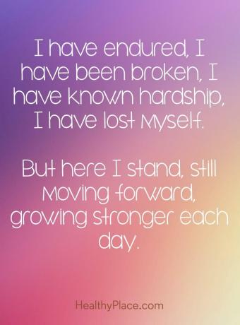 Citat om mental hälsa - Jag har uthärdat, jag har varit trasig, jag känner till svårigheter, jag har tappat mig själv. Men här står jag, fortfarande går framåt, blir starkare varje dag.