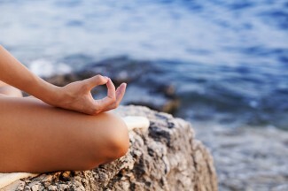 Att hantera ADHD kan vara utmanande men meditation kan hjälpa till att hantera ADHD. Lär dig mer om fördelarna med meditation för ADHD.