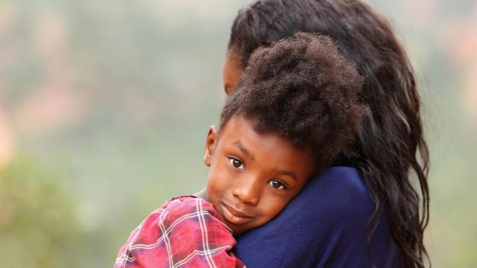 En mamma tröstar sin dotter efter att ha identifierat de olösta problemen som orsakade hennes nedsmutsningar.