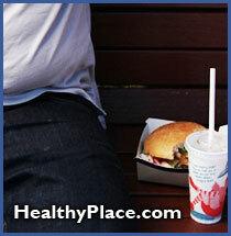 Läkare anser att en person är överviktig om han / hon väger mer än 20% över förväntad vikt för ålder, höjd och kroppsbyggnad. Morbid eller malign fetma är vikt över 100 pund över.
